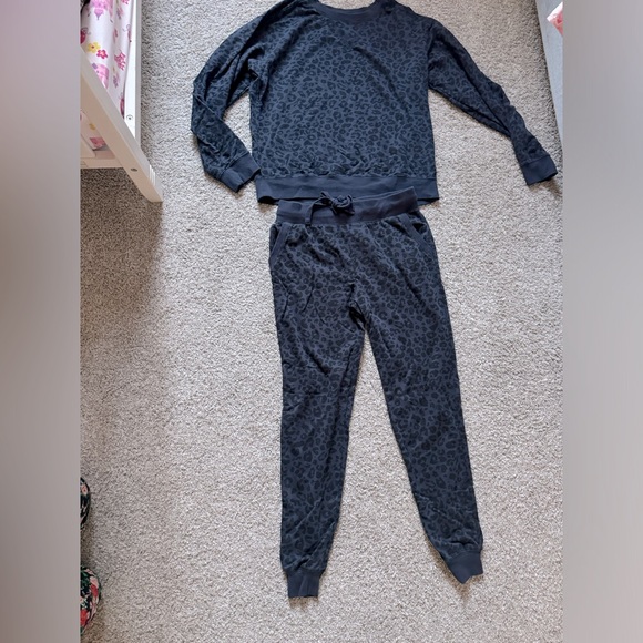 VS Pink Lounge Set - Picture 1 of 10